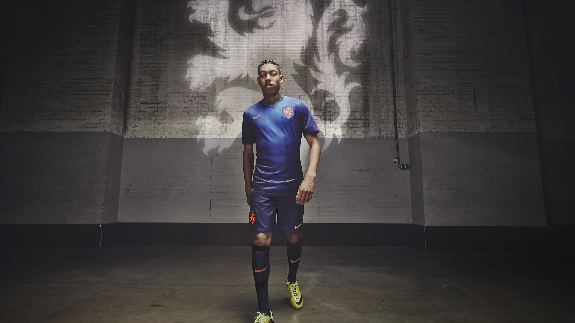 未来足球:智慧场馆实现全天自适应照明,节能环保新标准,智能足球场设备采购